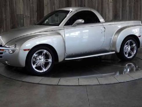 Used 2005 Chevrolet SSR w/ Preferred Equipment Group image 4