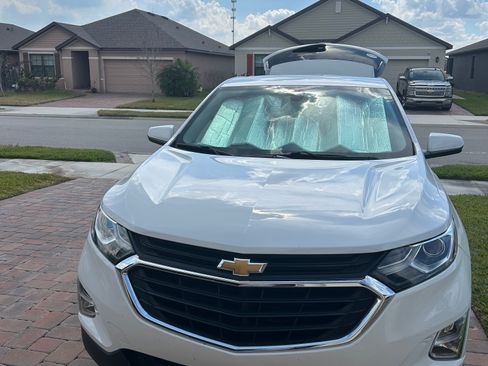 Used 2018 Chevrolet Equinox LT image 2