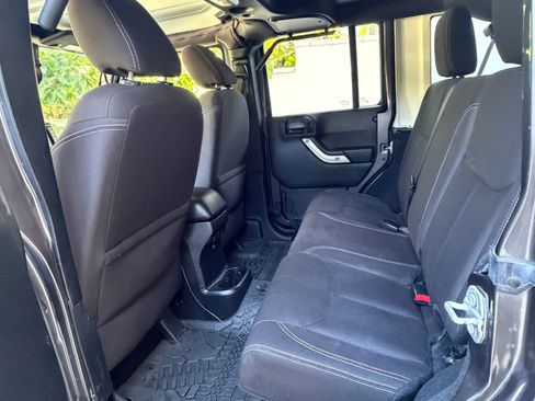 Used 2016 Jeep Wrangler Unlimited Sahara w/ Dual Top Group AWD/4WD image 18