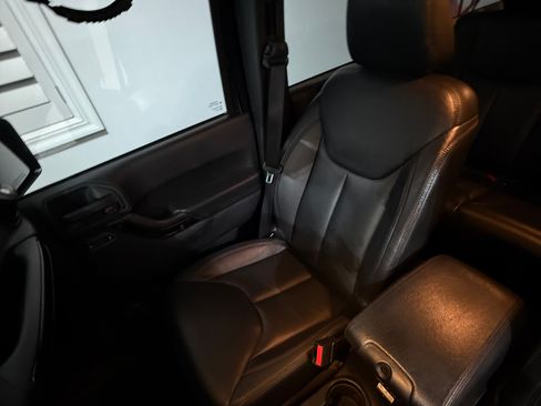 Used 2015 Jeep Wrangler Unlimited Sahara AWD/4WD image 8