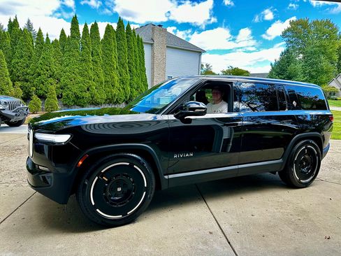 Used 2025 Rivian R1S Adventure image 2