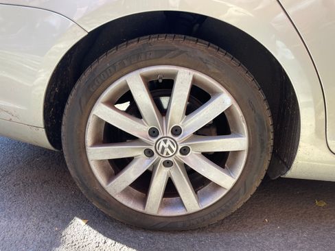 Used 2011 Volkswagen Jetta SE w/ Premium Pkg image 16