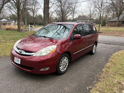 Used 2010 Toyota Sienna XLE Limited image 17