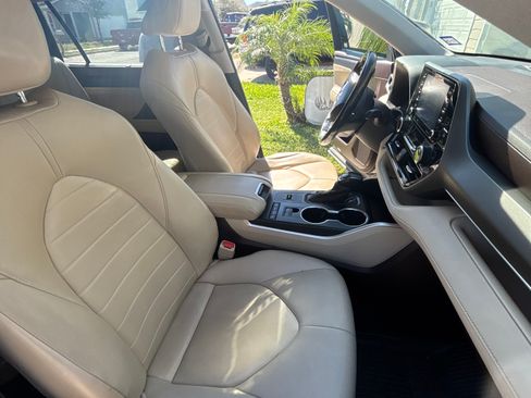 Used 2021 Toyota Highlander XLE image 11