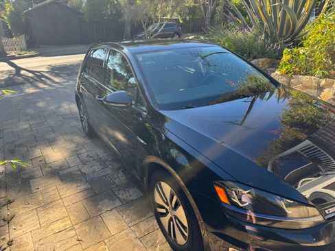 Used 2016 Volkswagen e-Golf SEL Premium image 2