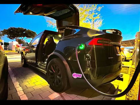 Used 2018 Tesla Model X 75D image 9