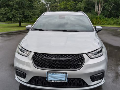 Used 2023 Chrysler Pacifica Touring-L w/ S Appearance Package AWD/4WD image 6