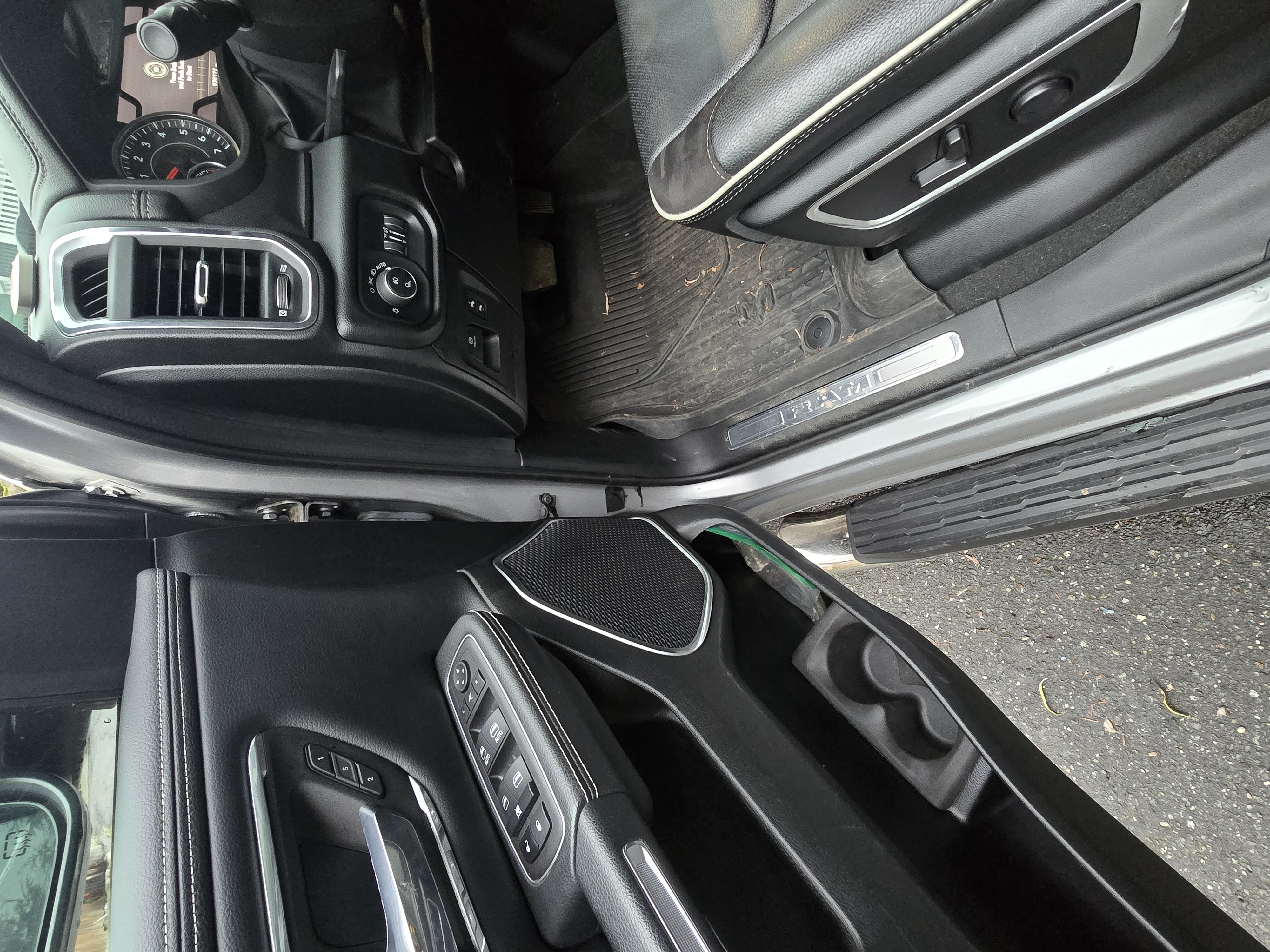 Used 2022 RAM 1500 Laramie w/ Sport Appearance Package AWD/4WD image 9