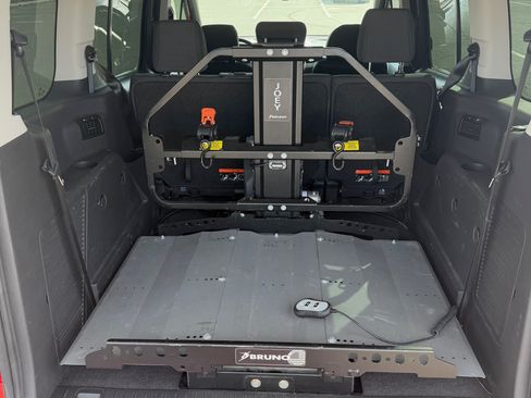 Used 2016 Ford Transit Connect XLT image 6