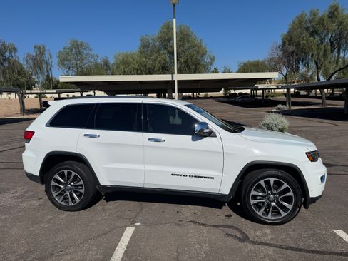 Used 2018 Jeep Grand Cherokee Limited w/ Luxury Group II image 4