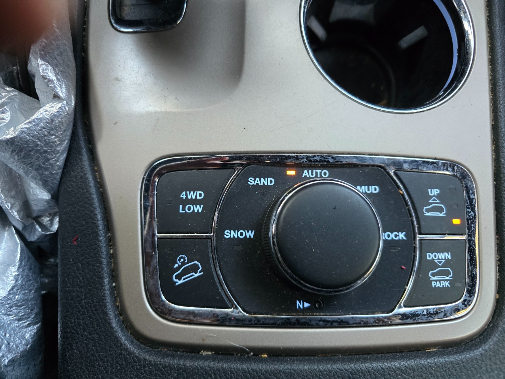 Used 2015 Jeep Grand Cherokee Overland w/ Advanced Technology Group AWD/4WD image 8