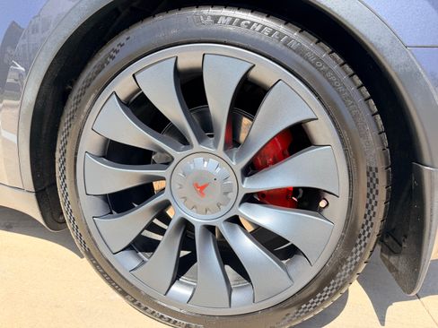 Used 2022 Tesla Model Y Performance image 9