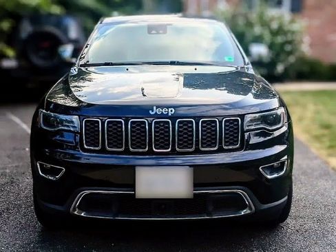 Used 2017 Jeep Grand Cherokee Limited w/ Luxury Group II image 2