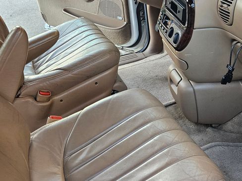 Used 1996 Chrysler Town & Country LX image 10