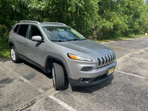 Used 2016 Jeep Cherokee Latitude w/ Cold Weather Group FWD image 2
