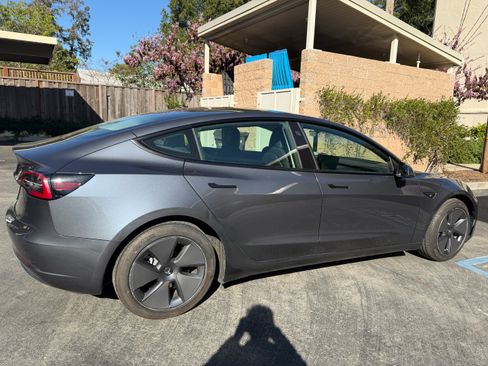 Used 2023 Tesla Model 3 Standard Range image 9
