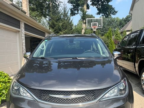 Used 2019 Chrysler Pacifica Limited FWD image 2