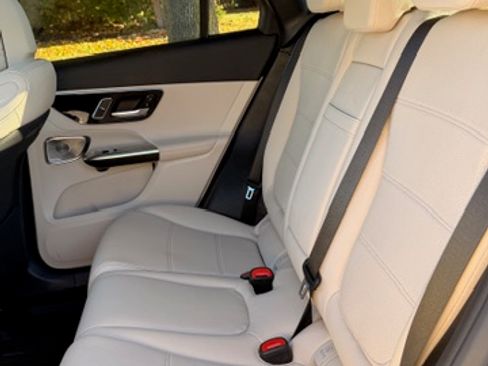 Used 2025 Mercedes-Benz GLC 300 4MATIC image 28