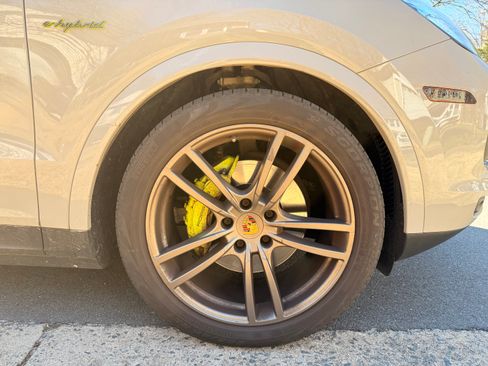 Used 2022 Porsche Cayenne Platinum Edition image 18