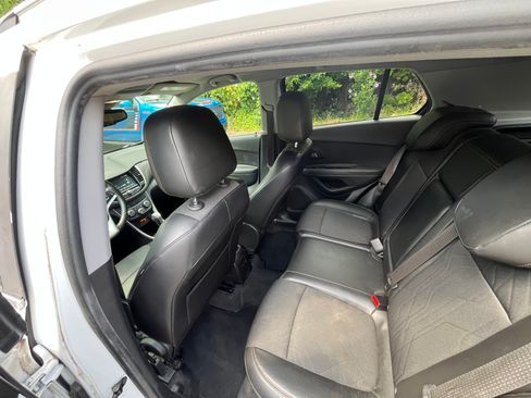 Used 2017 Chevrolet Trax LT w/ LT Convenience Package image 12