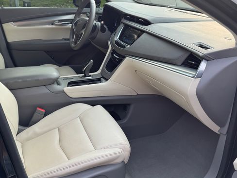 Used 2017 Cadillac XT5 Luxury w/ Driver Awareness Package image 9