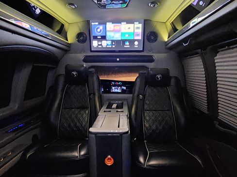 Used 2018 Chevrolet Express 2500 Extended Van 3D w/ Enhanced Convenience Package image 12