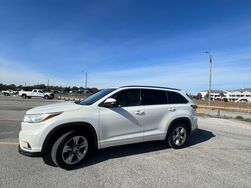 Used 2015 Toyota Highlander Limited Platinum image 2