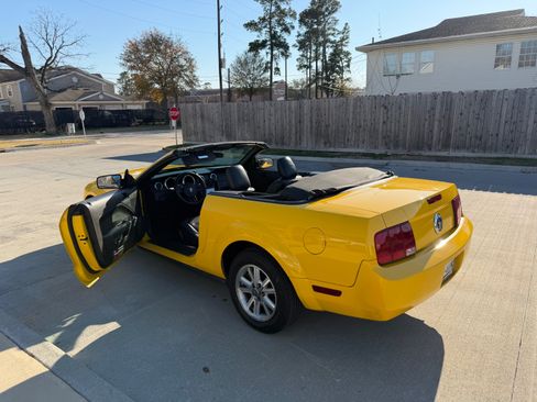 Used 2006 Ford Mustang Convertible image 2