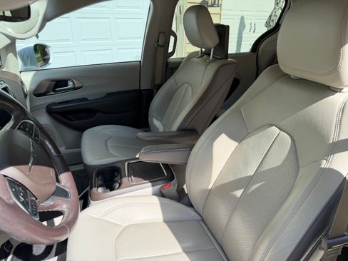 Used 2017 Chrysler Pacifica Touring-L Plus w/ Advanced Safetytec Group FWD image 15