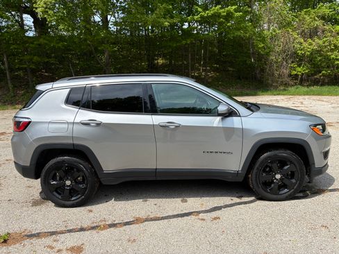 Used 2018 Jeep Compass Latitude w/ Cold Weather Group AWD/4WD image 1
