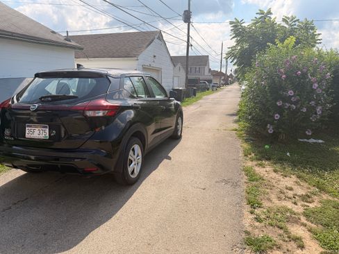 Used 2021 Nissan Kicks S FWD image 2