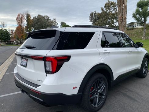 Used 2025 Ford Explorer ST-Line w/ Premium Package image 2