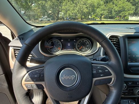 Used 2015 Jeep Cherokee Limited FWD image 2