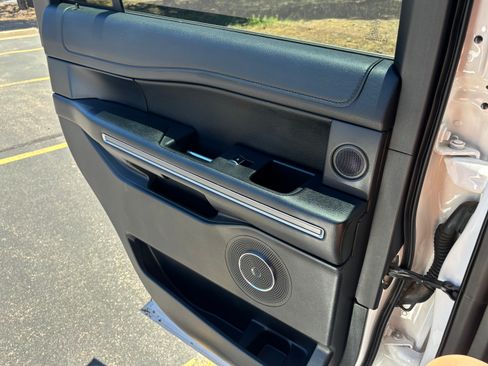 Used 2019 Ford Expedition XLT w/ Equipment Group 202A AWD/4WD image 17