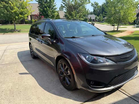 Used 2018 Chrysler Pacifica Touring Plus w/ S Appearance Package FWD image 4