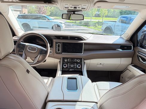 Used 2023 GMC Yukon Denali AWD/4WD image 2