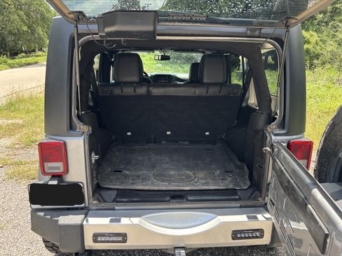 Used 2015 Jeep Wrangler Unlimited Sahara w/ Connectivity Group AWD/4WD image 11