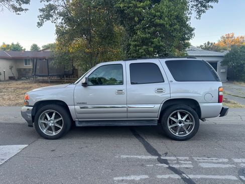 Used 2005 GMC Yukon SLT w/ SLT Preferred Equipment Group AWD/4WD image 1