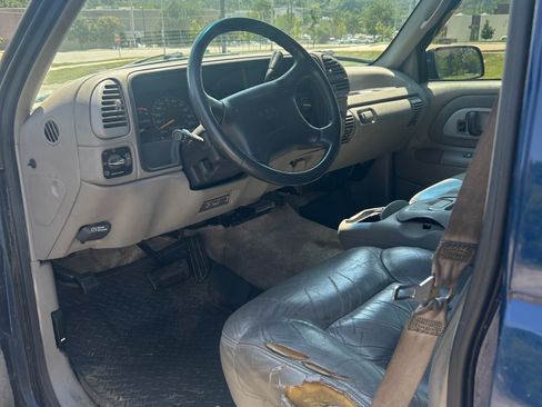 Used 1996 GMC Suburban 2500 AWD/4WD image 10