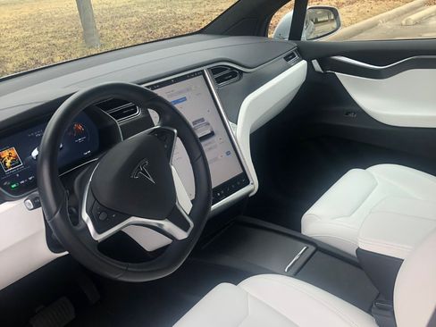 Used 2018 Tesla Model X 75D AWD/4WD image 4