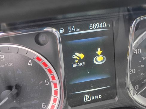 Used 2017 Nissan Titan S image 3