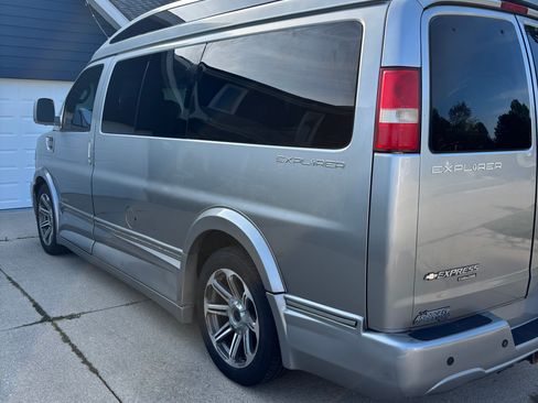 Used 2017 Chevrolet Express 2500 RWD image 4