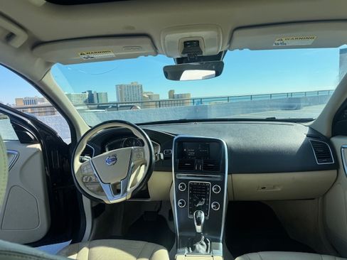 Used 2015 Volvo XC60 T5 Premier w/ Proximity Package image 11