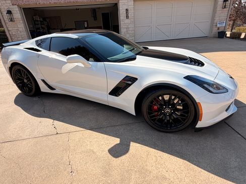 Used 2015 Chevrolet Corvette Z06 w/ 3LZ Preferred Equipment Group image 5