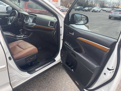 Used 2017 Toyota Highlander Limited Platinum image 8