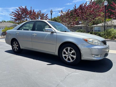 Used 2005 Toyota Camry LE FWD image 4