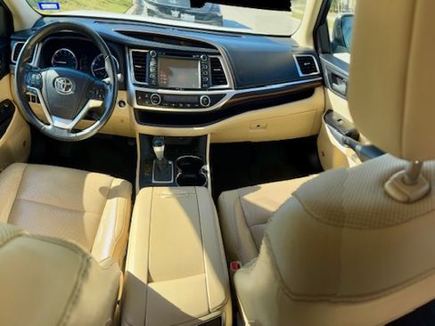 Used 2014 Toyota Highlander Limited image 6