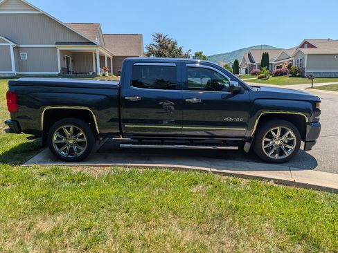 Used 2018 Chevrolet Silverado 1500 LTZ Z71 w/ Centennial Edition AWD/4WD image 13