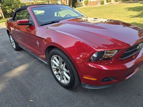 Used 2010 Ford Mustang Convertible image 6