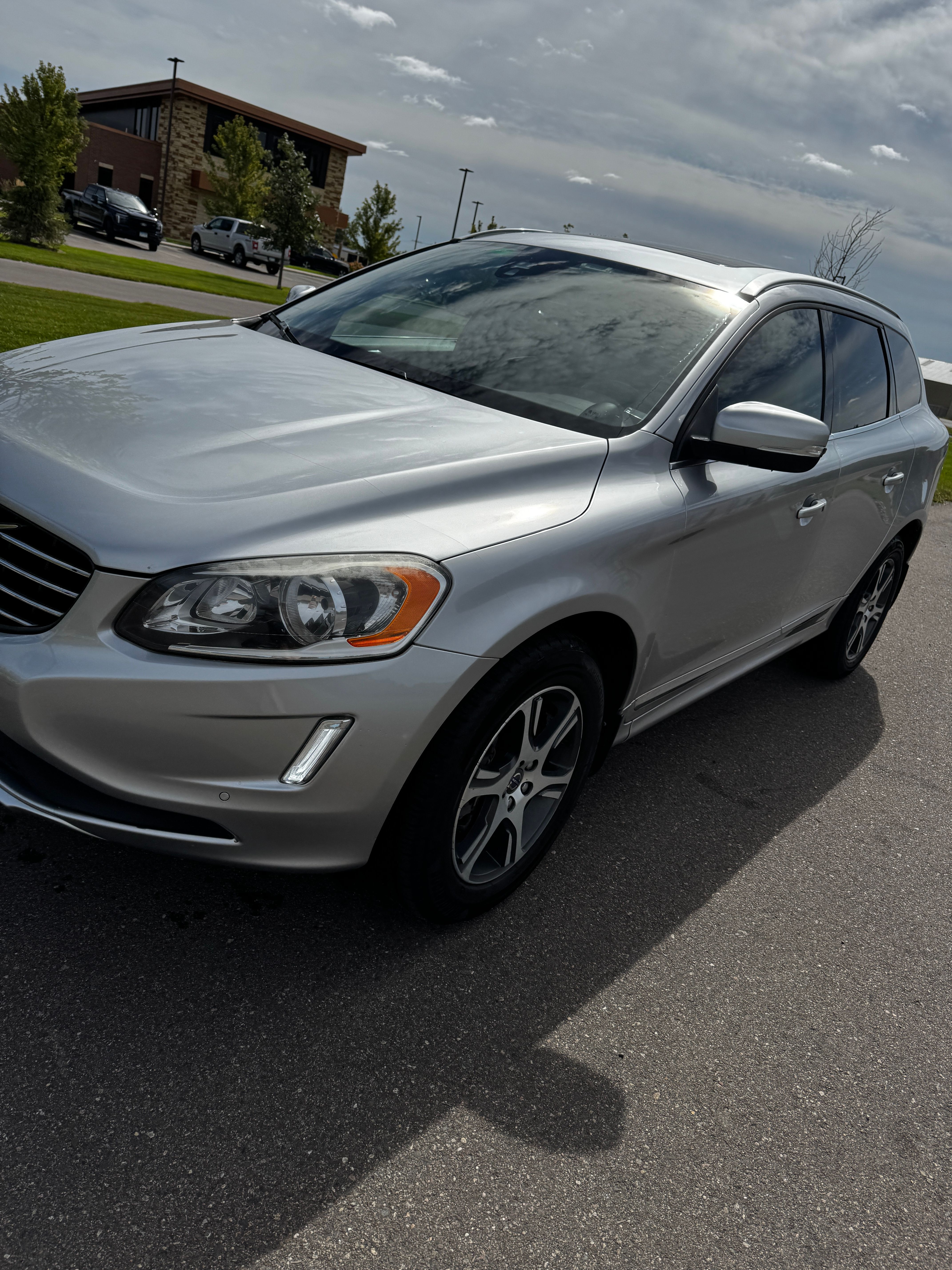 Used 2015 Volvo XC60 T6 w/ Proximity Package AWD/4WD image 2
